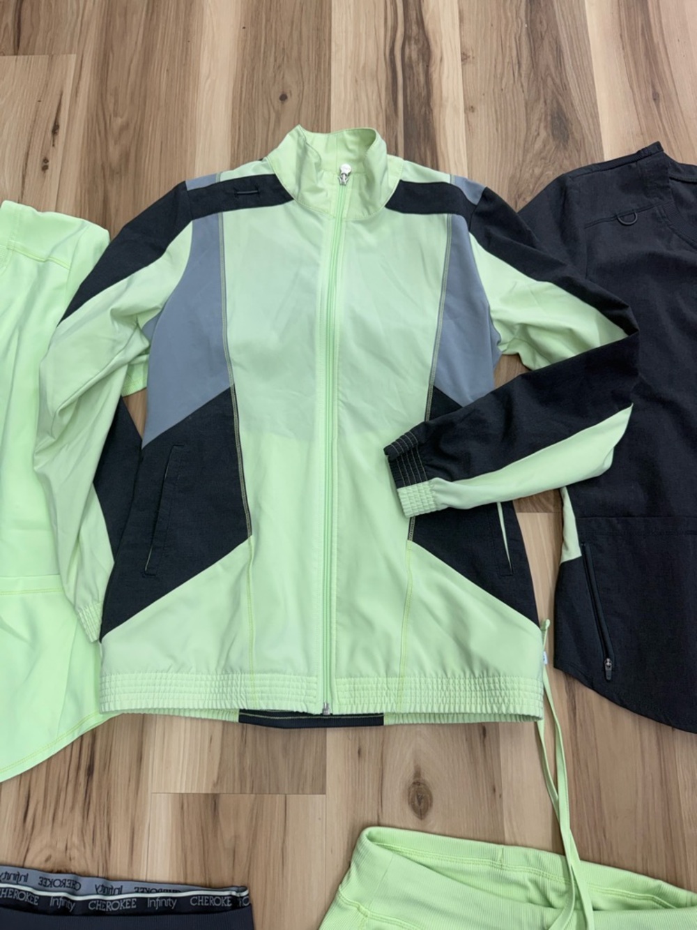 Women’s Two-Tone Mint & Black Medical Scrub Set J6 - Picture 6 of 7